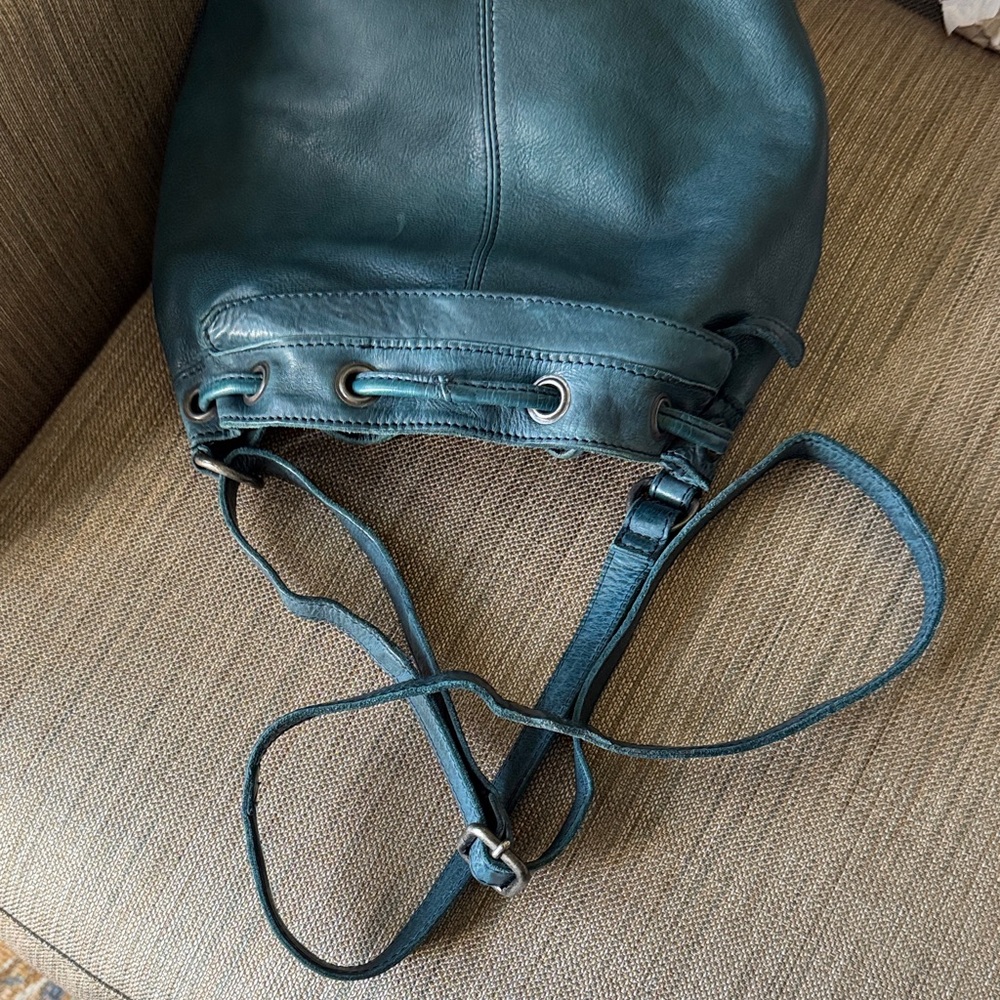 Elegant Teal Leather Crossbody Bag - Picture 7 of 7